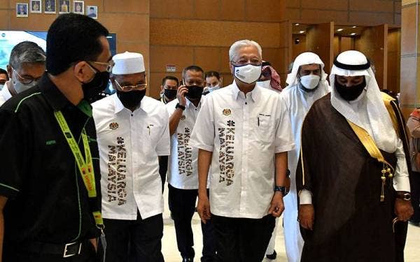 Perdana Menteri Datuk Seri Ismail Sabri Yaakob (tiga, kanan) bersama Duta Besar Arab Saudi ke Malaysia Datuk Dr Mahmoud Hussien Saeed Qattan (kanan) hadir untuk mengucapkan selamat jalan kepada kumpulan pertama jemaah haji yang akan berangkat ke tanah suci di Pusat Konvensyen Movenpick hari ini.