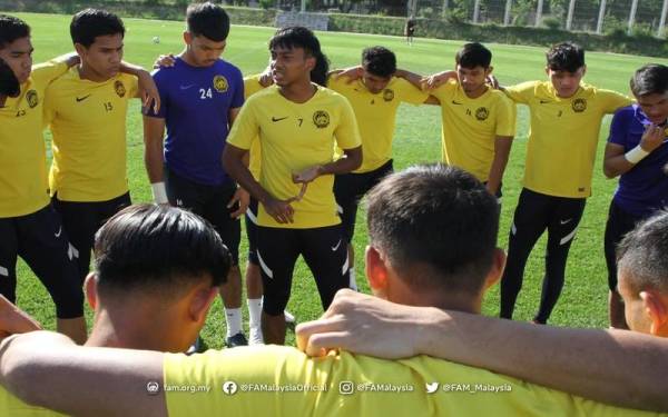 Mukhairi Ajmal (tengah), mahu rakan-rakan sepasukannya melupakan kekalahan dengan Korea Selatan dan memberikan fokus untuk berdepan Thailand. - Foto FB FAM