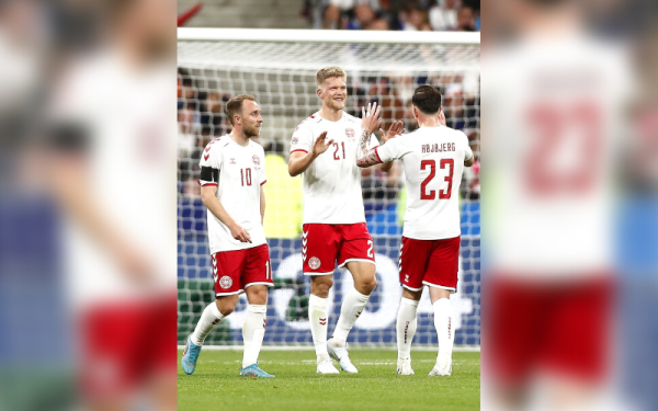 Andreas Cornelius (tengah) meraikan jaringannya bersama rakan-rakan sepasukan. - Foto EPA