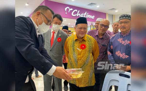 Mohd Amar (tiga dari kiri) melawat gerai pameran semasa merasmikan Festival Kelantan Jepun 2022 yang diadakan di Pasar raya Mydin, Kota Bharu pada Sabtu.