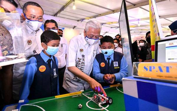 Ismail Sabri meluangkan masa melawat gerai pameran pada majlis perasmian penutup Jelajah AKM di Kompleks Sukan Negeri Terengganu pada Sabtu. - Foto Bernama