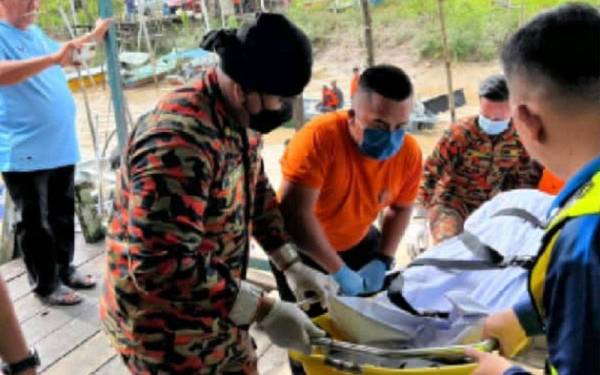 Mayat Abu Bakar dibawa ke jeti nelayan sebaik ditemukan kira-kira jam 9.45 pagi di Kuala Sungai Ayer Baloi, Pontian pada Sabtu