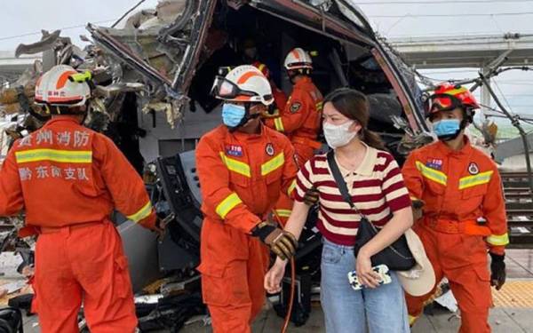 Anggota bomba memecahkan bahagian hadapan gerabak kereta api dan menyelamatkan mereka yang cedera dan terperangkap dalam kejadian kereta api laju tergelincir di Guizhou, China. Foto: CNN
