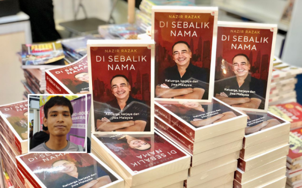 Buku 'Di Sebalik Nama' oleh Nazir menjadi antara judul yang mendapat sambutan pengunjung di PBAKL yang diadakan di WTCKL. (Gambar kecil: Muhammad Fahim)