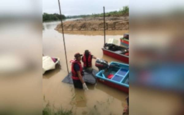 Mayat Mohamad Nor Amirulhamzah dijunpai berhampiran jeti nelayan di Kuala Kangsar pada Ahad. - Foto ihsan Bomba Perak