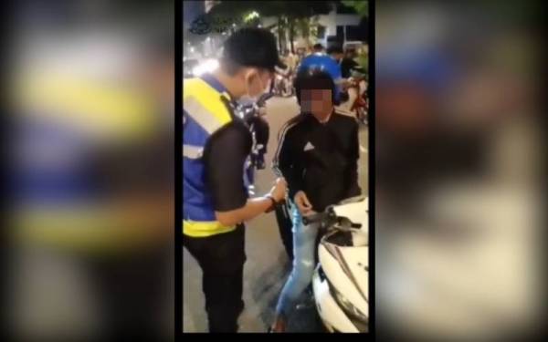 Seorang penunggang motosikal yang diperiksa dalam operasi di ibu negara bermula Jumaat hingga Ahad. - Gambar JSPT