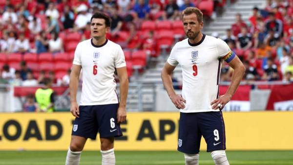 Dua tonggak England, Harry Maguire dan Harry Kane kelihatan kecewa dengan kekalahan 0-1 kepada Hungary. - Foto football365.com
