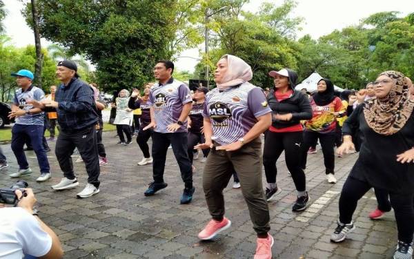 Ahmad Faizal (tiga dari kiri) bersenamrobik bersama peserta Program Malaysia Sports League Daerah Kinta di Extreme Park Sunway City pada Ahad.
