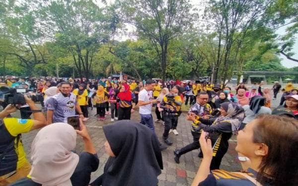 Ahmad Faizal (kiri) ketika hadir ke Program Malaysia Sports League Daerah Kinta di Extreme Park Sunway City pada Ahad.