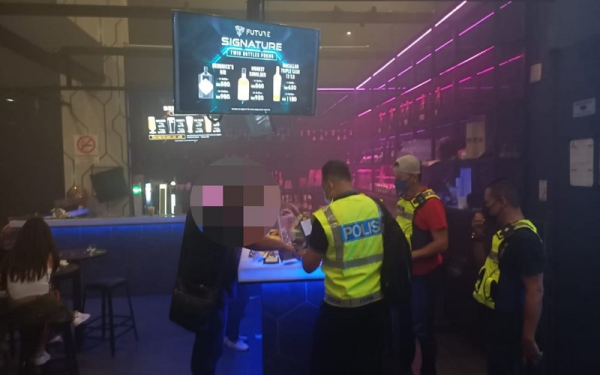 Polis menggempur sebuah premis hiburan yang masih beroperasi tanpa lesen walaupun pernah diserbu sebelum ini. - Foto PDRM