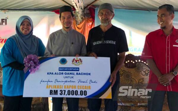 ADUN Jelawat, Abdul Azziz Kadir (dua dari kiri) menyampaikan dana Program Aplikasi Kapur Cecair kepada Ketua Kumpulan Pengurusan Air Alor Ganu, Mohamed Mustafa (dua dari kanan). FOTO: SINAR HARIAN