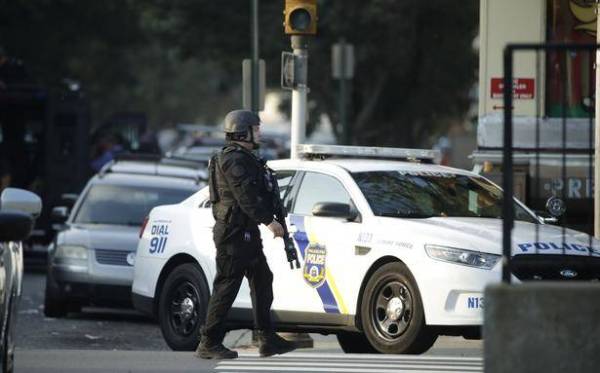 Anggota polis sedang mengawal lokasi kejadian di South Street, Philadelphia. - Agensi