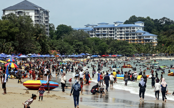 Les visiteurs ne manquent pas l'occasion de se détendre avec des amis et des membres de la famille tout en passant du temps à profiter des activités amusantes sur la plage pendant le week-end à la plage de Telok Kemang le dimanche.  -Bernama Photo