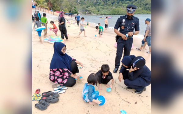 La police a également patrouillé autour de la plage de Port Dickson.  - Photo de IPD Port Dickson
