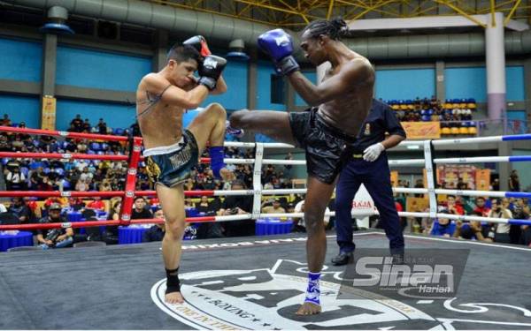 Aksi Araysh Ubaidullah (kiri), berdepan Noel Krishten bagi merebut tali pinggang DBKL. - Foto SINAR HARIAN/SINAR HARIAN MOHD HALIM AB