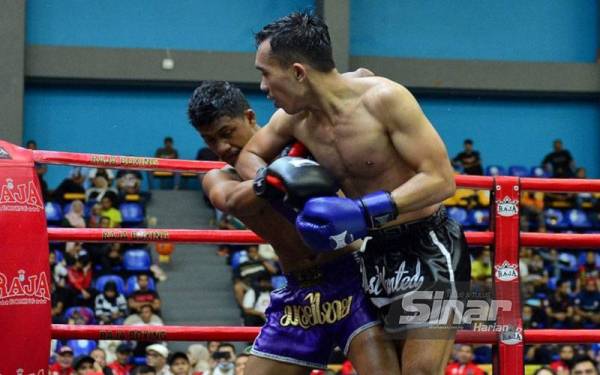Zain Mohd Zain (kanan) melepaskan pukulan siku kepada Hafize Abd Rahman pada aksi Superfight tiga pusingan merebut trofi MASWIP. - Foto SINAR HARIAN/SINAR HARIAN MOHD HALIM AB