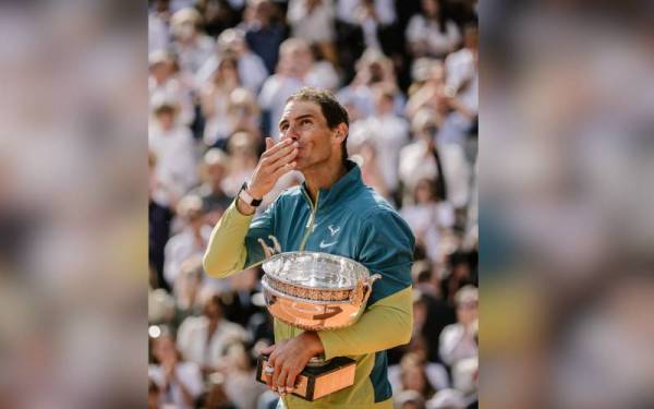Nadal bersama trofi kejuaraan Terbuka Perancis.