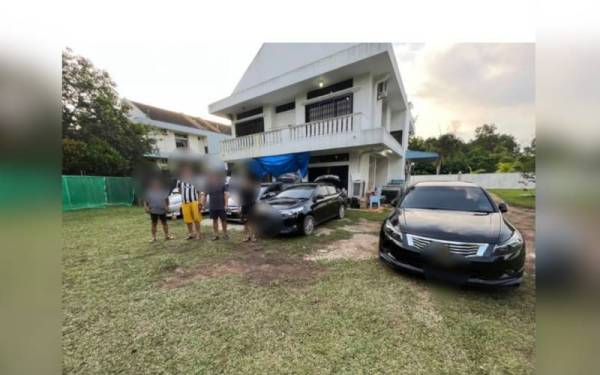 Empat daripada enam suspek ditahan kerana disyaki terlibat dengan sindiket pengedaran minuman keras dan rokok tidak bercukai di dua resort di Senai, Johor Bahru pada Ahad.