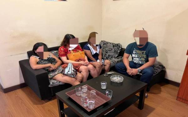 Empat individu ditahan dalam serbuan di sebuah premis di Taman Gembira, Kuala Lumpur pada Ahad.