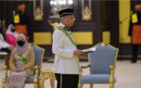 Ismail Sabri mempersembahkan ucapan tahniah kepada Yang di-Pertuan Agong Al-Sultan Abdullah Ri'ayatuddin Al-Mustafa Billah Shah bagi pihak Kerajaan dan rakyat Malaysia pada Istiadat Menghadap dan Pengurniaan Darjah Kebesaran, Bintang dan Pingat Persekutuan 2022 di Istana Negara pada Isnin. - Foto Bernama 