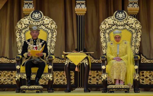Yang di-Pertuan Agong Al-Sultan Abdullah Ri’ayatuddin Al-Mustafa Billah Shah berkenan menyampaikan Titah Diraja pada Istiadat Pengurniaan Darjah Kebesaran, Bintang dan Pingat Persekutuan 2022 sempena sambutan Ulang Tahun Hari Keputeraan Rasmi baginda di Istana Negara, pada Isnin. Turut berangkat Raja Permaisuri Agong Tunku Hajah Azizah Aminah Maimunah Iskandariah. - Foto Bernama 