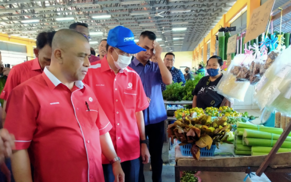 Saarani (kiri) ketika melawat Pasar Awam Tapah selepas program Moh Mengopi Bersama DSSM di sini pada Isnin.