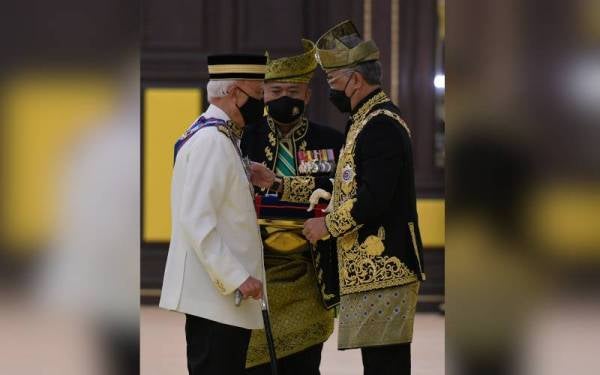 Yang di-Pertuan Agong Al-Sultan Abdullah Ri'ayatuddin Al-Mustafa Billah Shah berkenan mengurniakan Darjah Seri Setia Mahkota (SSM) yang membawa gelaran ‘Tun’ kepada bekas Panglima Angkatan Tentera Jeneral (B) Tun Mohamed Hashim Mohd Ali pada Istiadat Menghadap dan Pengurniaan Darjah Kebesaran, Bintang dan Pingat Persekutuan bersempena Hari Keputeraan Rasmi baginda di Istana Negara, pada Isnin. - Foto Bernama