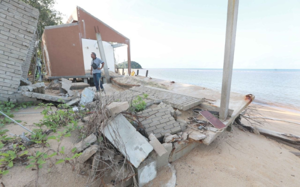 Hakisan menyebabkan pusat peranginan Kekunang Tering Chalet musnah dan sebahagiannya 'ditelan' laut.
