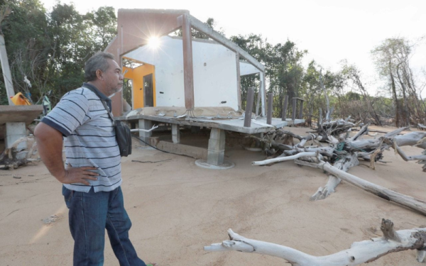 Izal Muddin melihat rumah penginapan yang diusahakan bersama seorang rakan musnah.