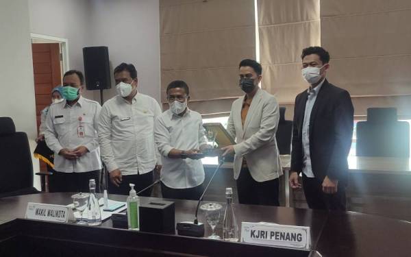 Timbalan Datuk Bandar Kota Batu (tengah) menyampaikan cenderamata kepada Konsul Ekonomi II KJRI Pulau Pinang, Aryadi Ramadhan (dua dari kanan) pada Famtrip East Java ke Kota Batu baru-baru ini.