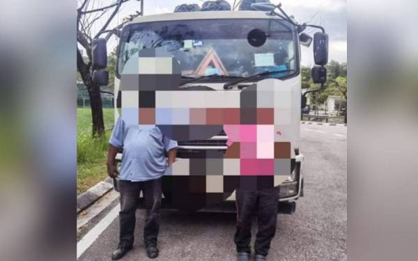 Dua individu ditahan ketika cuba mengelak daripada sekatan jalan raya di Persiaran Perusahaan, Shah Alam pada Ahad.