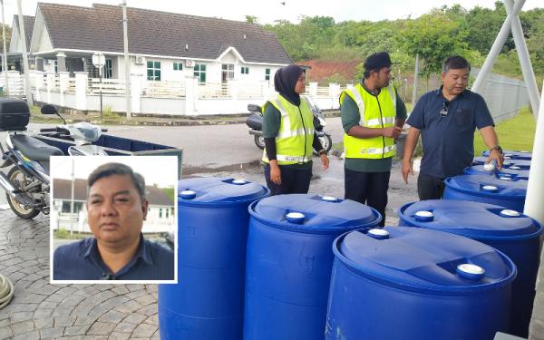 PPIASP terpaksa menyediakan tong sementara bagi mengelakkan penduduk terputus bekalan air ketika berlaku gangguan. Gambar kecil: Johari