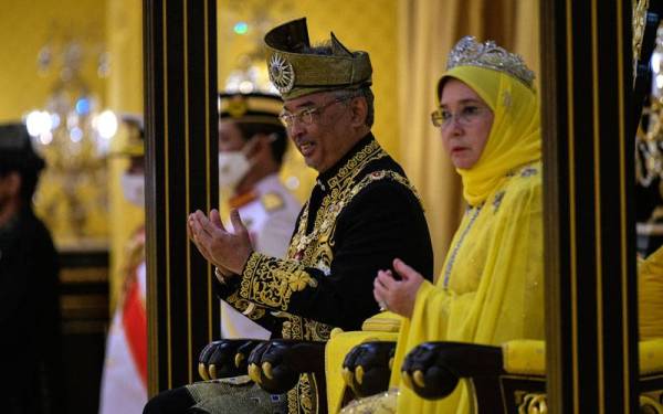 Al-Sultan Abdullah bersama Tunku Azizah berkenan berangkat pada Istiadat Menghadap dan Pengurniaan Darjah Kebesaran, Bintang dan Pingat Persekutuan sempena sambutan Ulang Tahun Hari Keputeraan Rasmi Baginda di Istana Negara hari ini. Foto Bernama