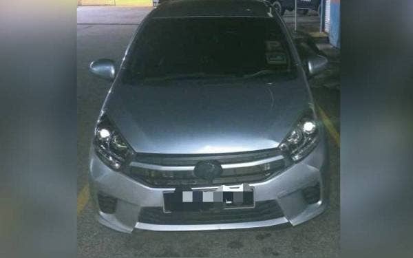 Perodua Axia dinaiki lelaki itu dikesan dipandu secara melawan arus oleh anggota MPV polis sekitar jam 5.50 pagi. - Foto PDRM