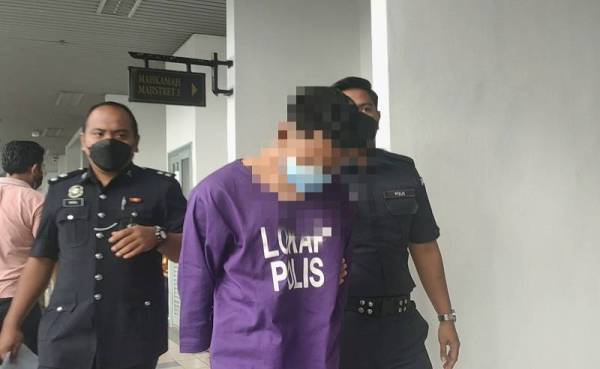 Pemandu Myvi (tengah) yang dipercayai mabuk dan melanggar pasangan OKU hingga menyebabkan kematian ditahan reman selama empat hari sehingga Jumaat ini.