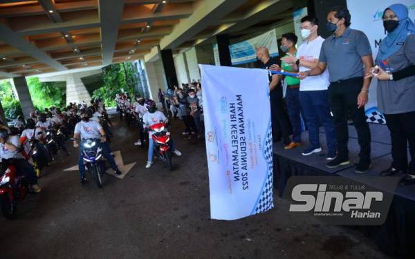 Khairy Jamaluddin membuat pelepasan flag-off peserta Program Hari Makanan Sedunia 2022 yang berlangsung di Hotel Sama-Sama KLIA pada Selasa. - Foto Sinar Harian ASRIL ASWANDI SHUKOR