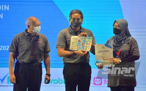 Khairy Jamaluddin (tengah) membuat gimik pelancaran Hari Keselamatan Makanan Sedunia 2022 yang berlangsung di Hotel Sama-Sama KLIA, pada Selasa. - Foto Sinar Harian ASRIL ASWANDI SHUKOR