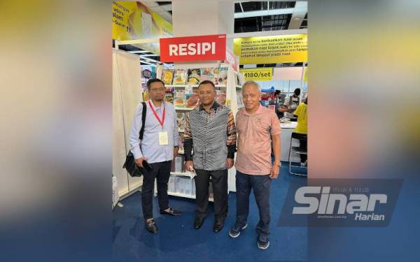 Amirudin (tengah) sempat melawat reruai Karangkraf di PBAKL pada Isnin.