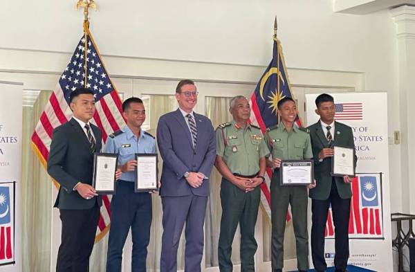 Dari kiri: Qarin Loqman, Zarif, Edlan Mikyad (dua dari kanan), Muahamad Danish Imran (kanan) bersama Michael semasa sambutan penerimaan ke Akademi Tentera AS pada Selasa.