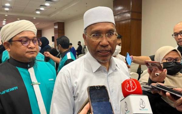 Idris (dua dari kiri) ketika ditemui pemberita selepas merasmikan Majlis Pelancaran Buku Terbitan Yayasan Dakwah Islamiah Malaysia (Yadim) di Pesta Buku Antarabangsa Kuala Lumpur (PBAKL) di sini pada Selasa.