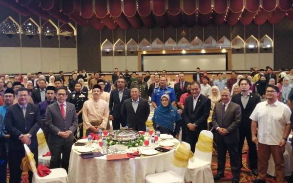 Amirudin (empat dari kiri) ditemui pada pelancaran Majlis Penasihat Kesihatan Awam Negeri Selangor (SELPHAC) pada Selasa.