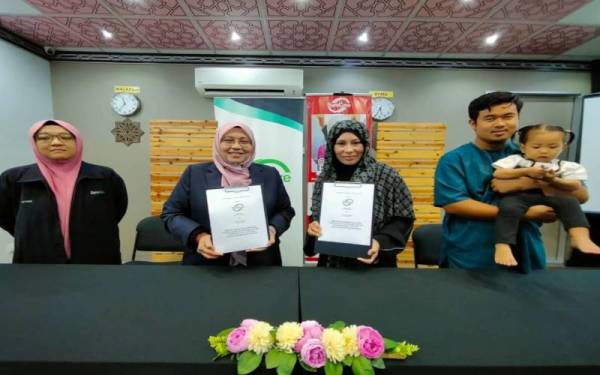 Siti Sakinah (dua kiri) dan Asni (dua kanan) pada Majlis Menandatangani Kerjasama di Pejabat Syria Care di Seksyen 13.