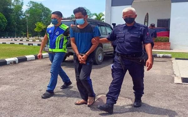 Seorang lelaki mengaku bersalah di Mahkamah Majistret, Machang pada Selasa atas dua pertuduhan iaitu cuba curi wang dan merosakkan sebuah mesin pengeluaran wang automatik (ATM) di sebuah bank dekat Tanah Merah, bulan lalu.