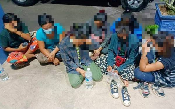 Sebahagian daripada PATI yang berjaya ditahan dalam sebuah semak di Kampung Chenerai, Pasir Mas.