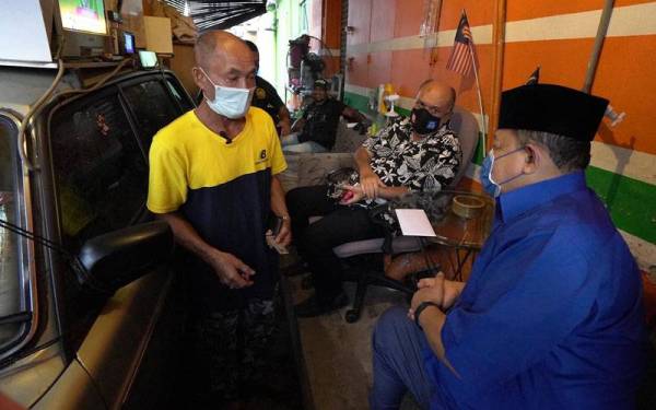 Pak Wan menerima kunjungan Menteri Wilayah Persekutuan Datuk Seri Dr Shahidan Kassim yang menyerahkan surat tawaran penyewaan sebuah unit Perumahan Awam Seri Johor 4C, Cheras. Foto: FB Shahidan Kassim