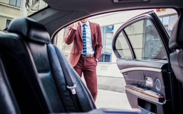 Keterujaan mempamerkan hasil kejayaan dalam bidang kerjaya kepada rakan dan masyarakat sekeliling antara faktor golongan anak muda mudah terjebak dengan perbuatan rasuah. Foto hiasan 123RF