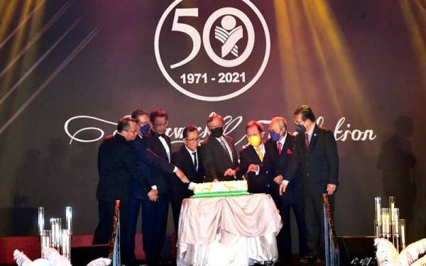 Abang Johari memotong kek pada Majlis Makan Malam Sempena Ulang Tahun ke-50 Yayasan Sarawak pada Selasa. - Foto Bernama 