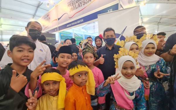 Baidzawi (tengah) bersama peserta dan pengunjung program Jelajah Aspirasi Keluarga Malaysia di Kompleks Sukan Negeri Terengganu di Kuala Nerus yang diadakan pada 2 hingga 4 Jun lalu.