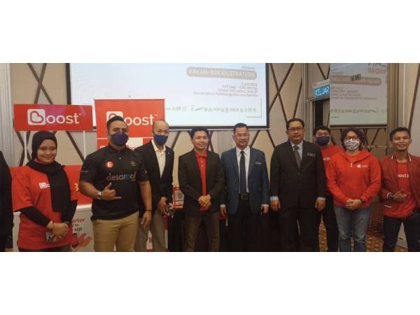 Che Murad (empat dari kanan) bergambar bersama ketika meninjau booth salah satu rakan strategik DesaMall@KPLB.