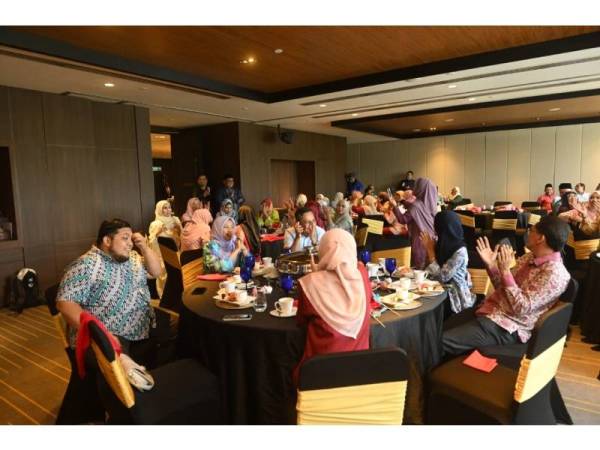 Kakitangan PP dari OUM dihiburkan dengan pelbagai acara ketika sambutan Hari Raya Aidilfitri yang dianjurkan Kumpulan METEOR.